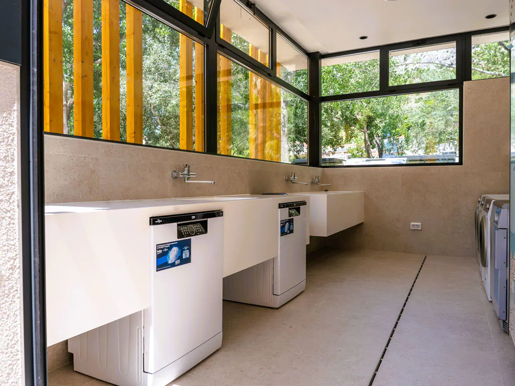 campsite-almissa-overview-sanitary-facility-interior-washing-machines