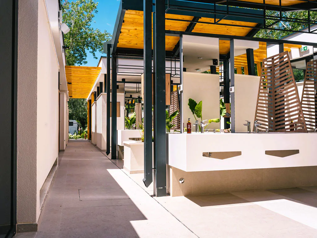 campsite-almissa-overview-sanitary-facility-interior