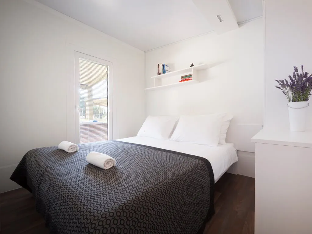 camping-polari-mobilehomes-standard-double-bedroom