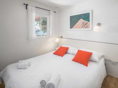 campsite-mon-perin-deluxe-mobile-home-bedroom-i