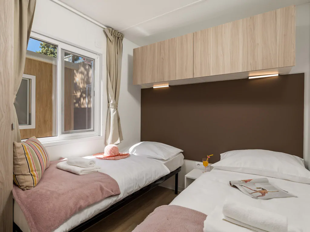campsite-strasko-mobile-home-interior-bedroom-double-bed-ii-2