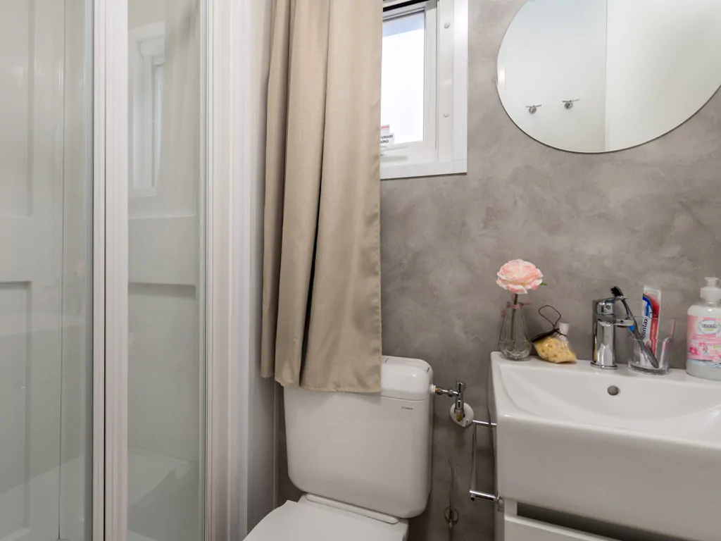 campsite-strasko-mobile-home-interior-toilete-i-2
