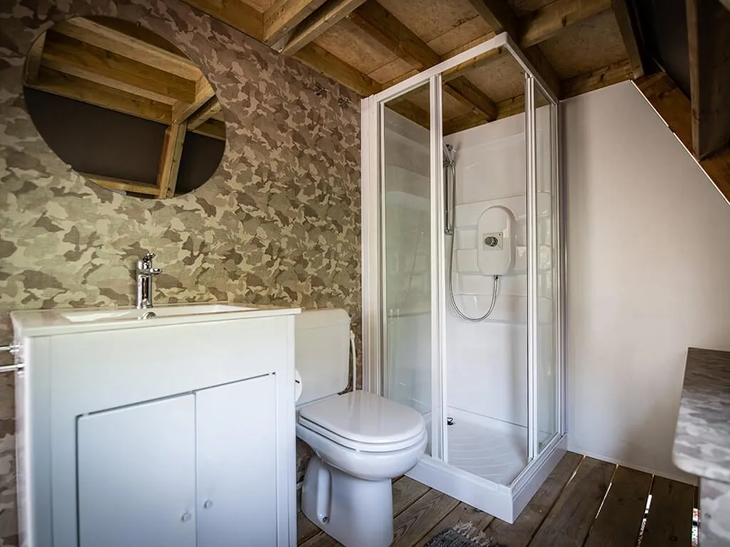 camping-arena-one99-lodge-tent-glamping-bathroom