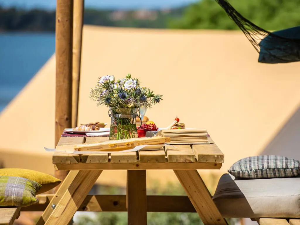 camping-arena-one-99-glamping-outdoor-table-2
