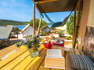 camping-arena-one-99-glamping-table-on-the-balcony