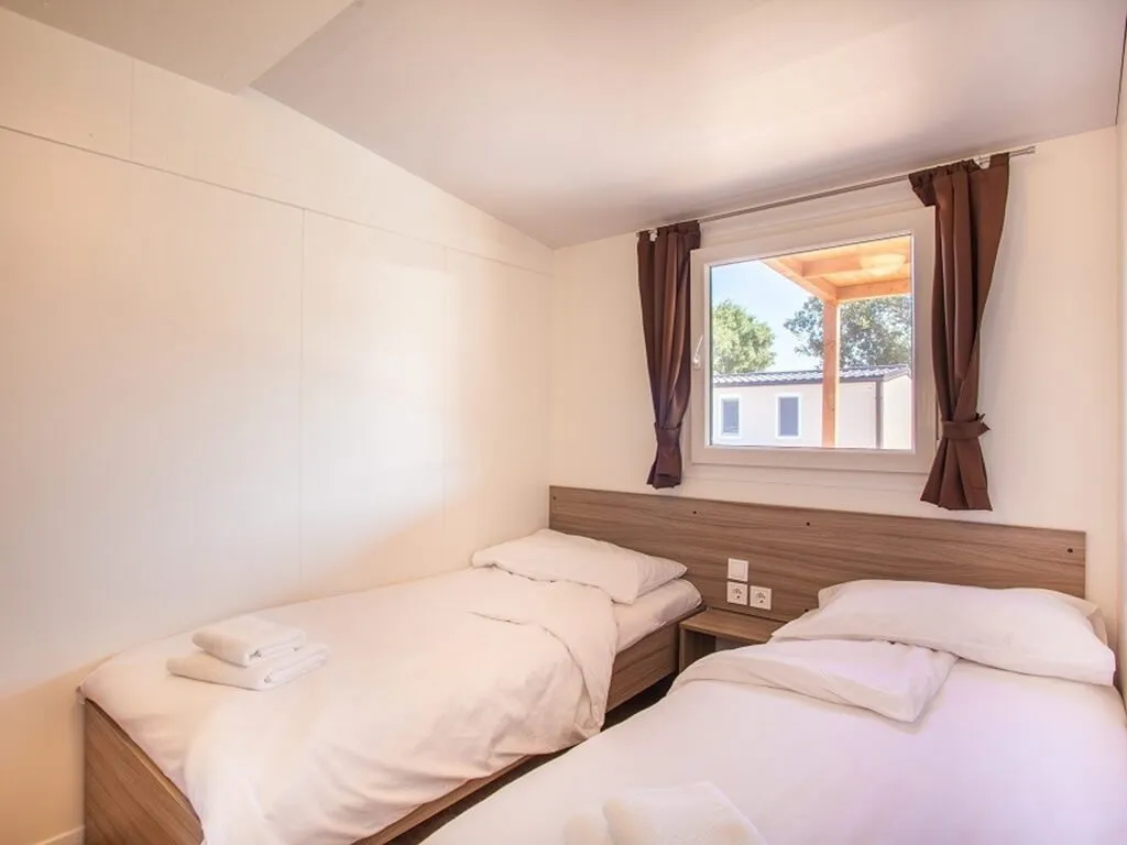camping-lopari-mobile-homes-delta-double-bed-bedroom