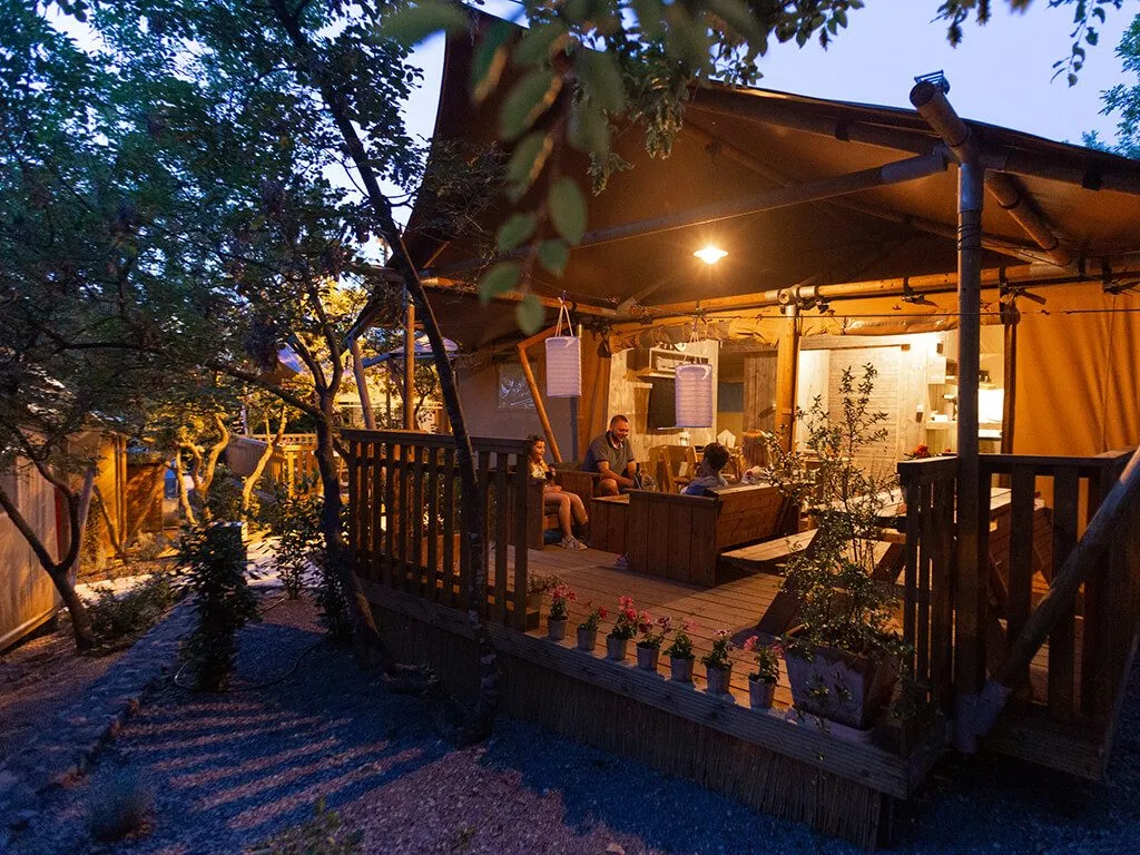 camping-slamni-glamping-luxury-lodge-40-exterior
