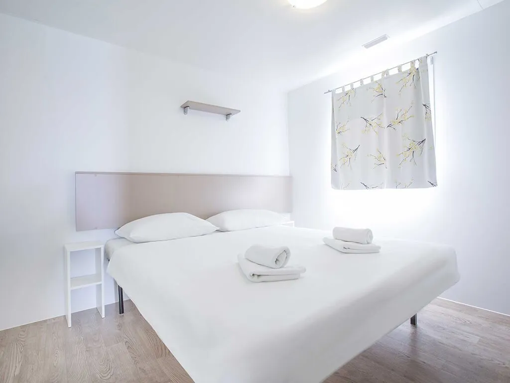 camping-belvedere-vranjica-mobile-homes-bedroom-interior-3