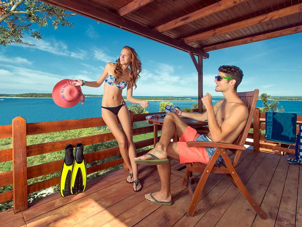 camping-brioni-superior-mobile-home-couple-on-terrace-4