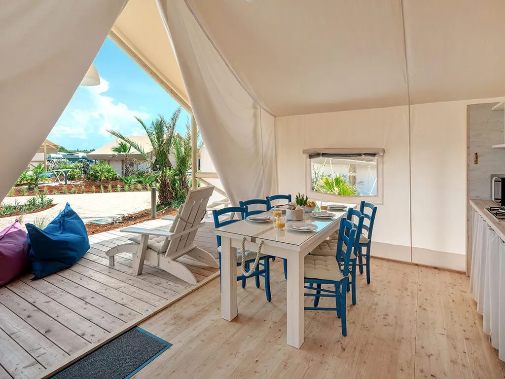 camping-resort-lanterna-maro-premium-glampin-tent-interior