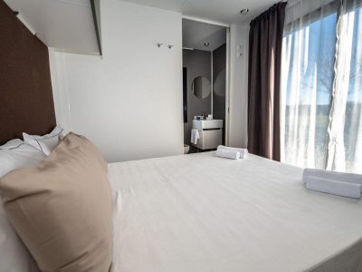 camping-arena-grand-kazela-mobile-home-green-bedroom