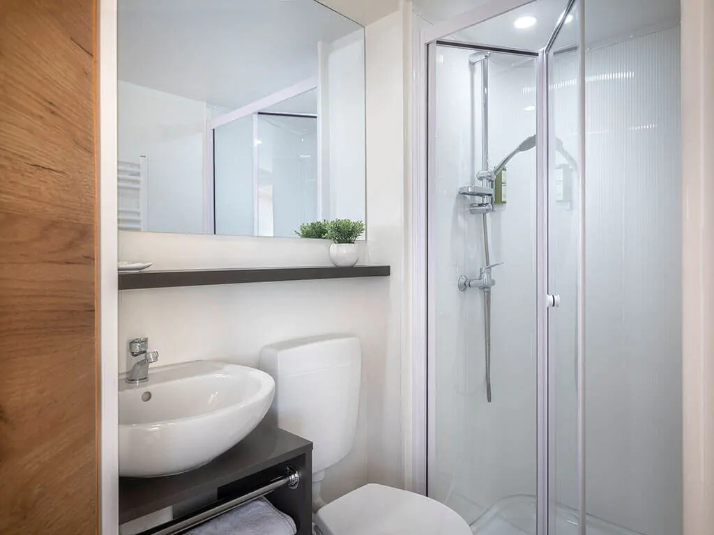 istra-premium-camping-resort-glamping-sunset-loggia-bathroom-3
