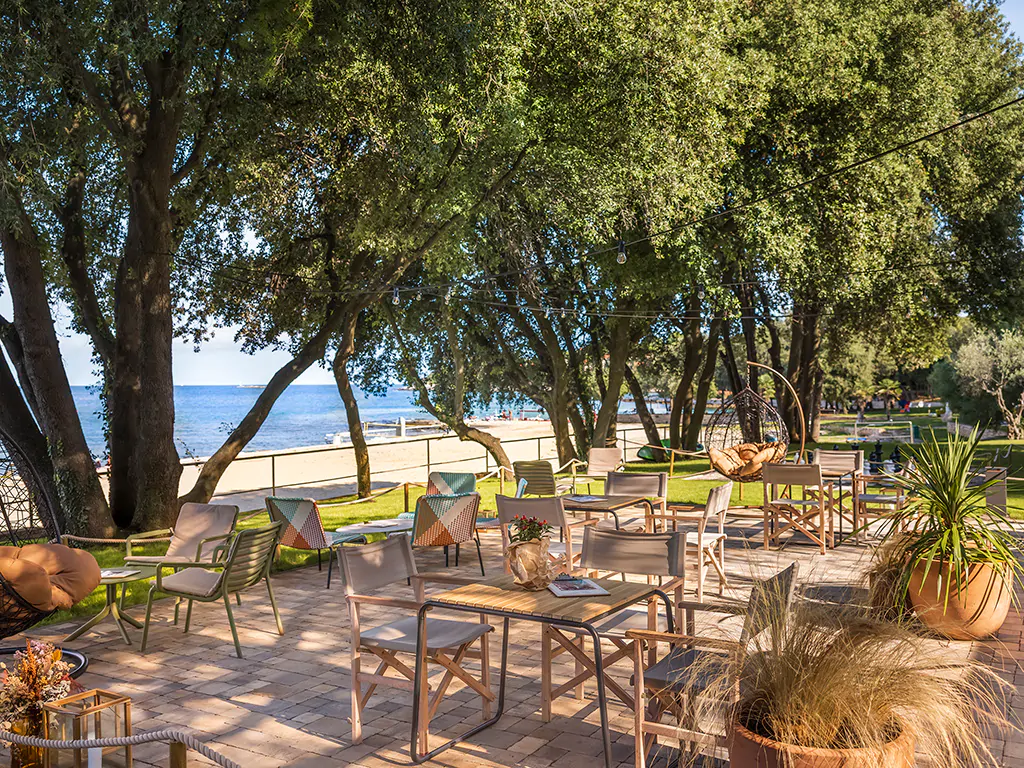 koversadauncovered-naturist-bar