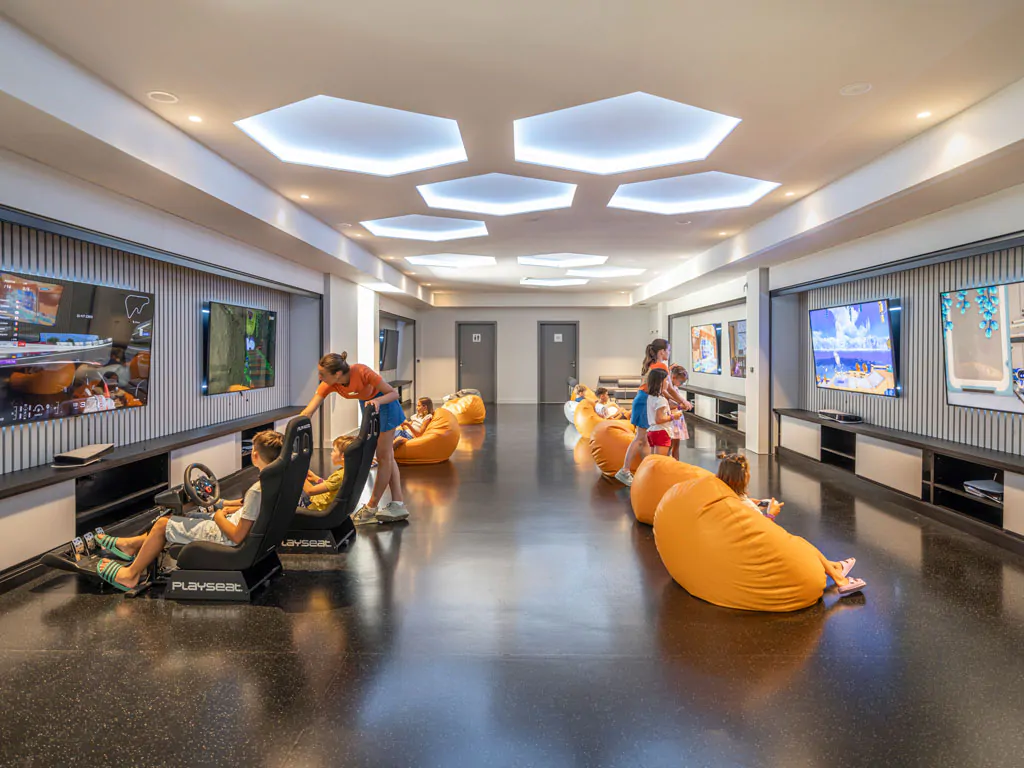 camping-amarin-children-playroom-gamingroom-interior