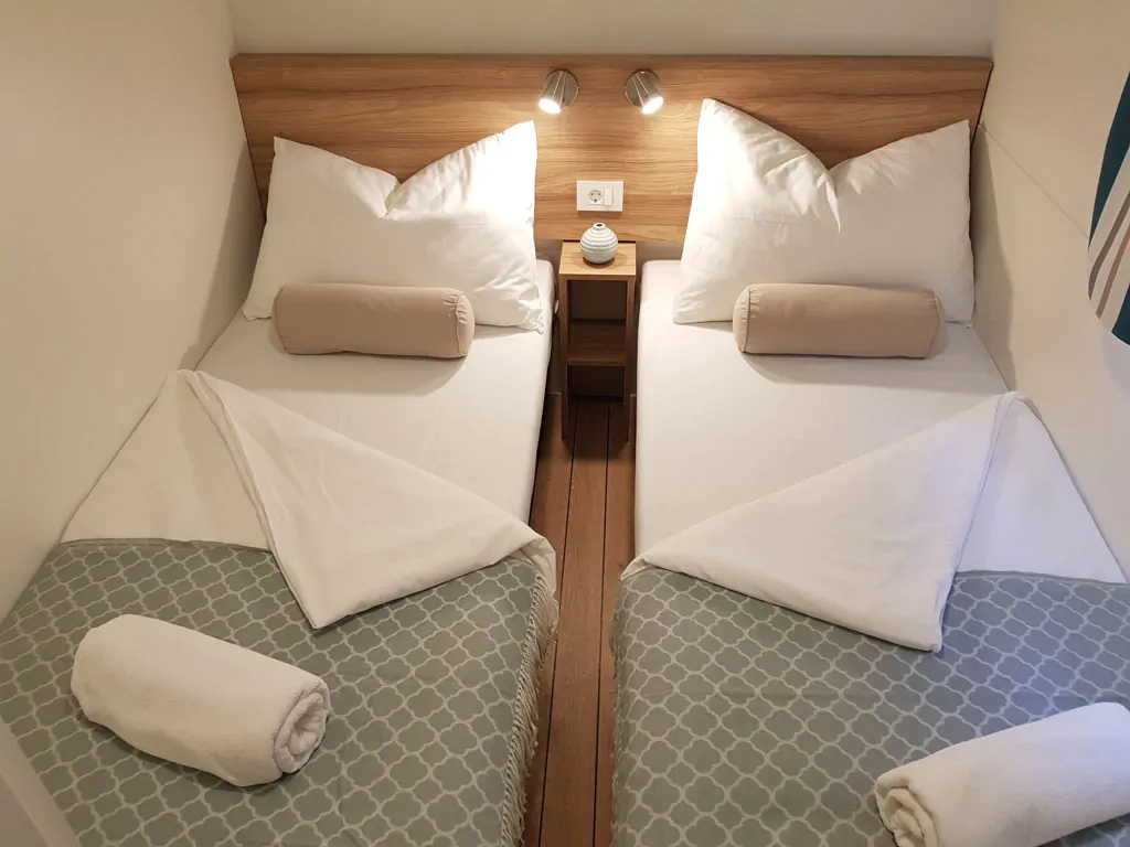 mobile-home-comfort-interior-single-beds-2