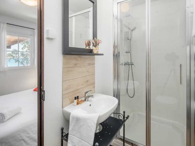 campsite-mon-perin-deluxe-mobile-home-bathroom-2