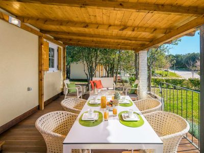 campsite-mon-perin-deluxe-seaview-mobile-homes-terrace-i-2