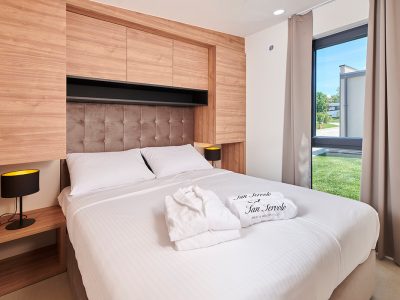 san-servolo-camping-resort-mobile-homes-agava-bedroom