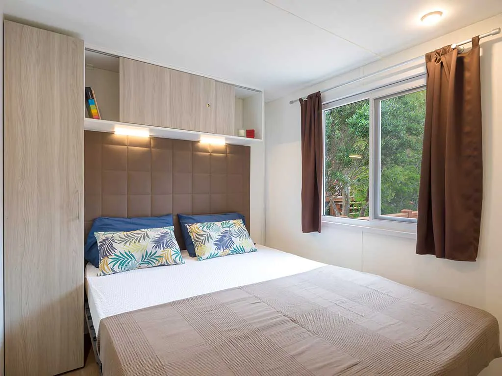 camping-laguna-blu-mobile-homes-baia-sardinia-bedroom-i