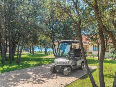 camping-mon-perin-beach-side-villa-porto-bus-exterior-sea-view-2