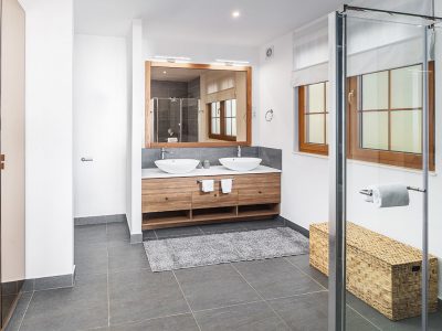 camping-mon-perin-beach-side-villa-porto-bus-interior-bathroom-ii-2