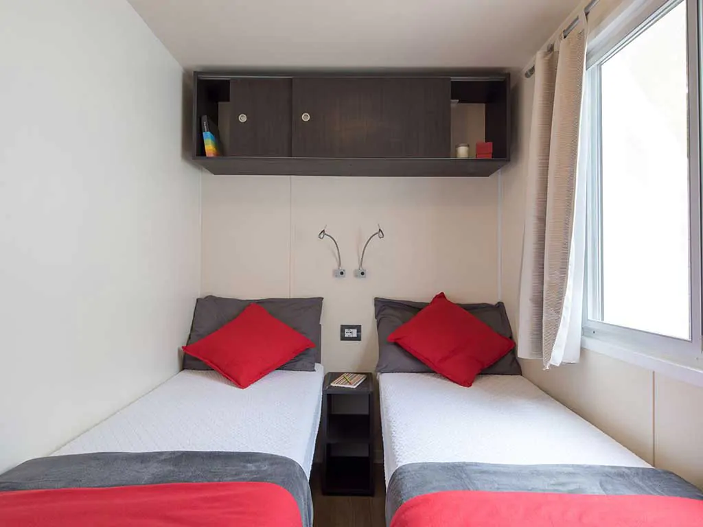 camping-roma-capitol-mobile-homes-baia-relax-bedroom-2