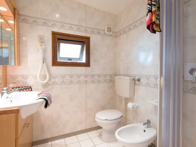 camping-village-cavallino-mobile-home-baia-lux-bathroom