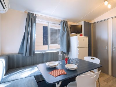 camping-village-cavallino-mobile-home-blu-romantic-interior