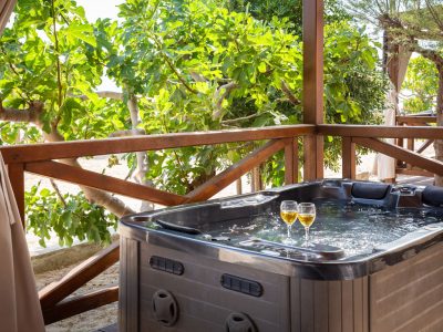 campsite-galeb-mobile-home-sunshine-premium-jacuzzi-exterior-jacuzzi