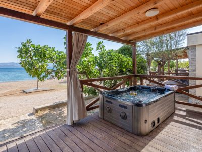 campsite-galeb-mobile-home-sunshine-premium-jacuzzi-exterior-jacuzzi-i