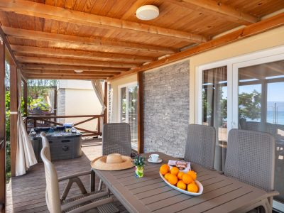 campsite-galeb-mobile-home-sunshine-premium-jacuzzi-exterior-jacuzzi-table