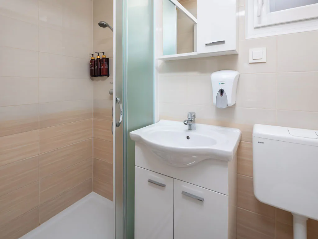 campsite-galeb-mobile-home-sunshine-premium-jacuzzi-interior-bathroom