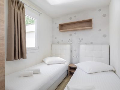 campsite-galeb-mobile-home-sunshine-premium-jacuzzi-interior-bedroom