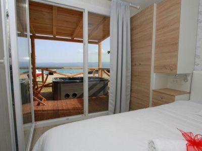 campsite-galeb-mobile-home-sunshine-premium-jacuzzi-interior-bedroom-terrace-sea-view