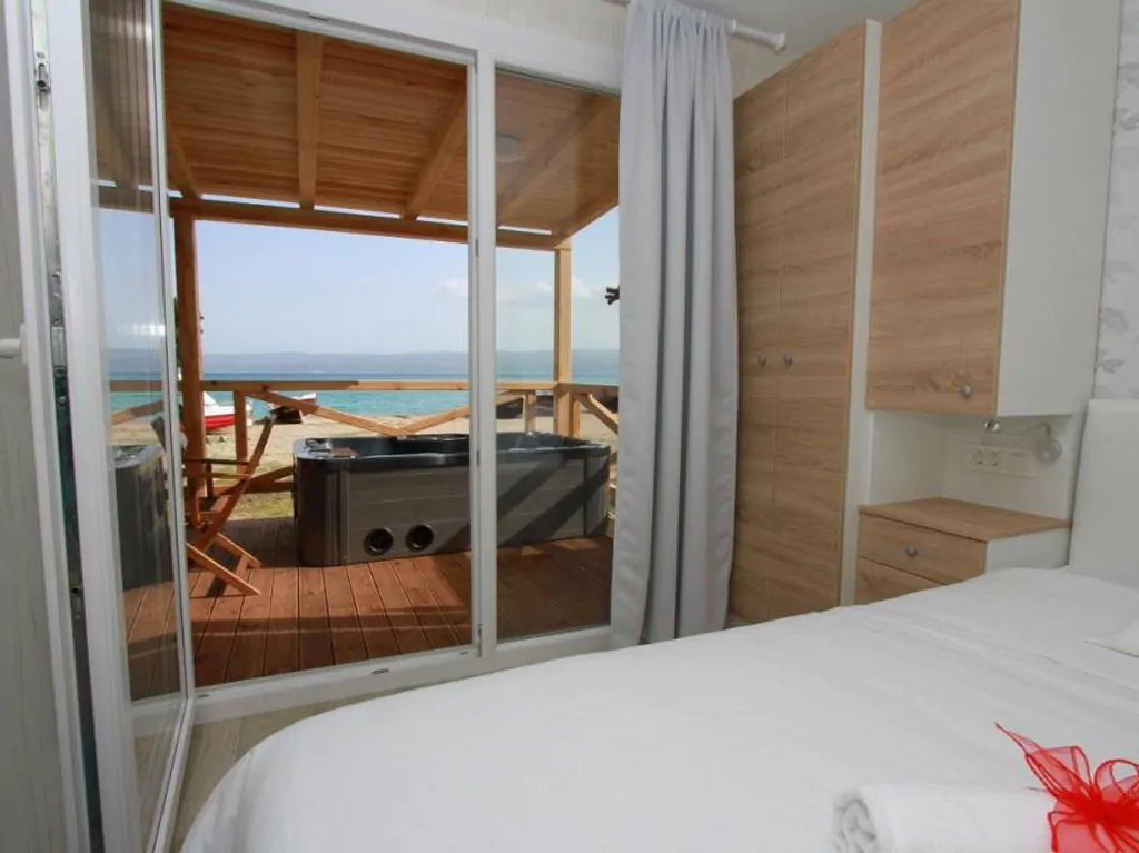 campsite-galeb-mobile-home-sunshine-premium-jacuzzi-interior-bedroom-terrace-sea-view