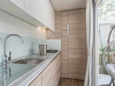 campsite-park-polidor-family-jacuzzy-kitchen