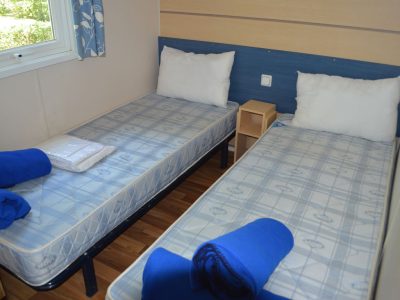 mobile-home-grand-750-2-cd-interior-bedroom-single-beds