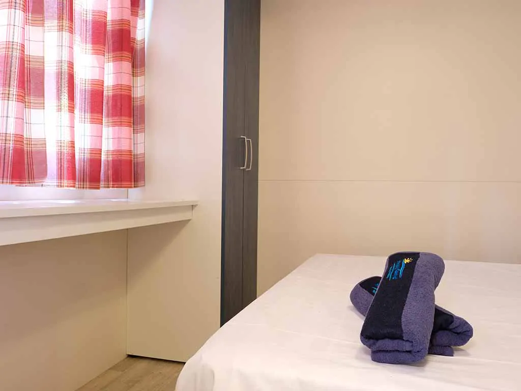 mobile-home-happy-standard-bedroom-4