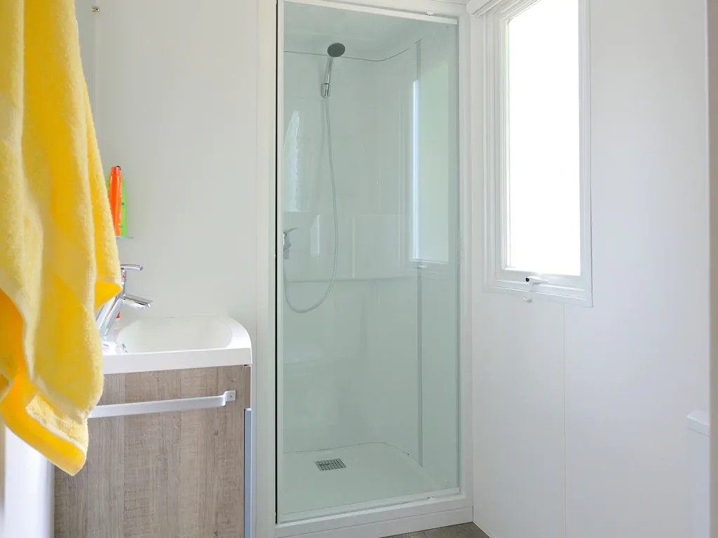mobile-home-riviera-750-2-interior-bathroom