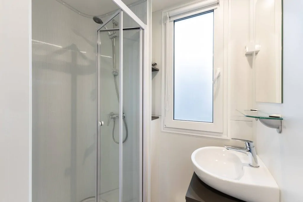 camping-bijela-uvala-premium-lounge-bathroom1