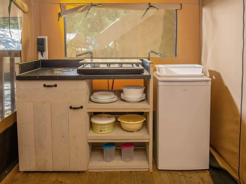 equipped-tent-glamping-kitchen-4