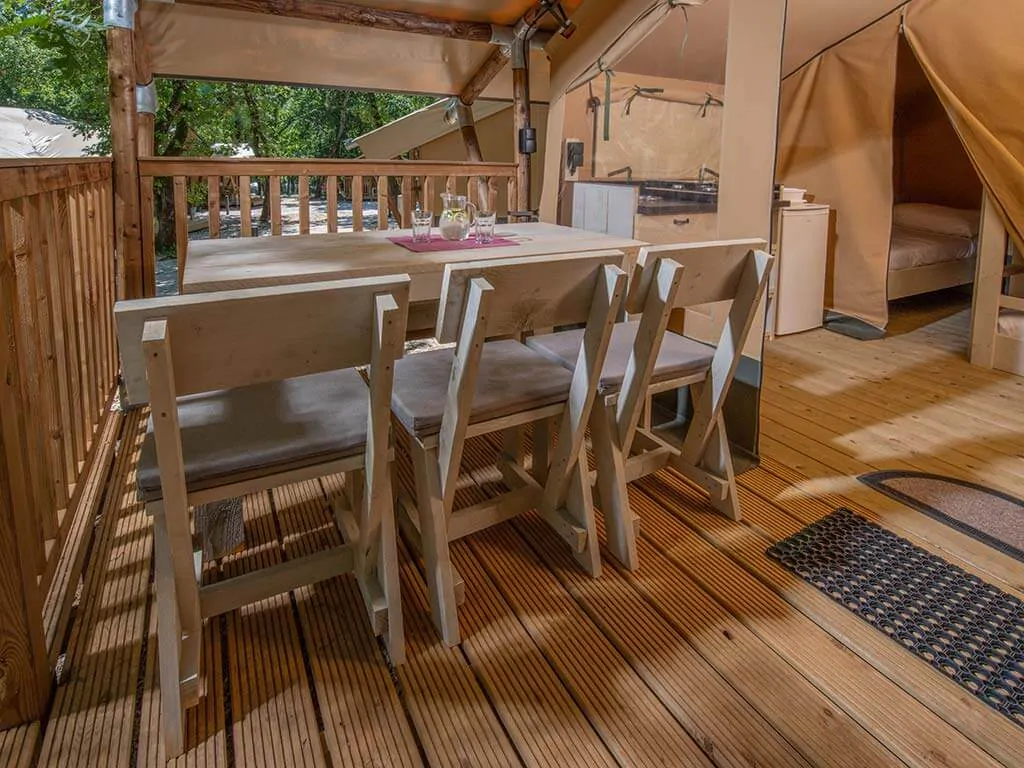 equipped-tent-glamping-terrace-4
