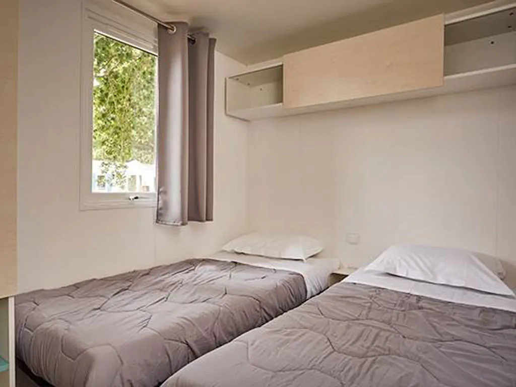 camping-bijela-uvala-mobilehome-comfort-for-six-interior-bedroom-singlebeds-2