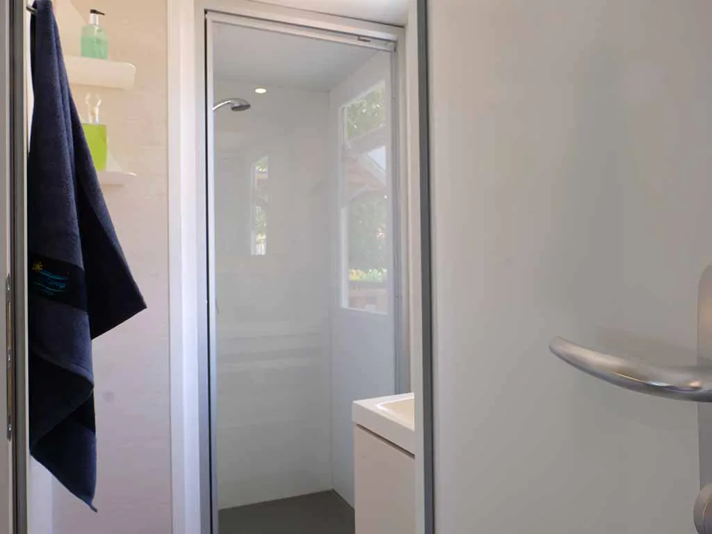 mobile-home-happy-premium-shower-12