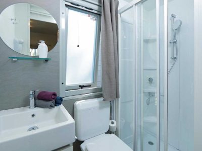 hu-stay-smart-xl-mobile-homes-bathroom
