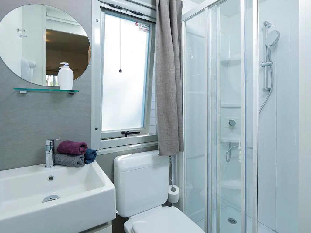 hu-stay-smart-xl-mobile-homes-bathroom