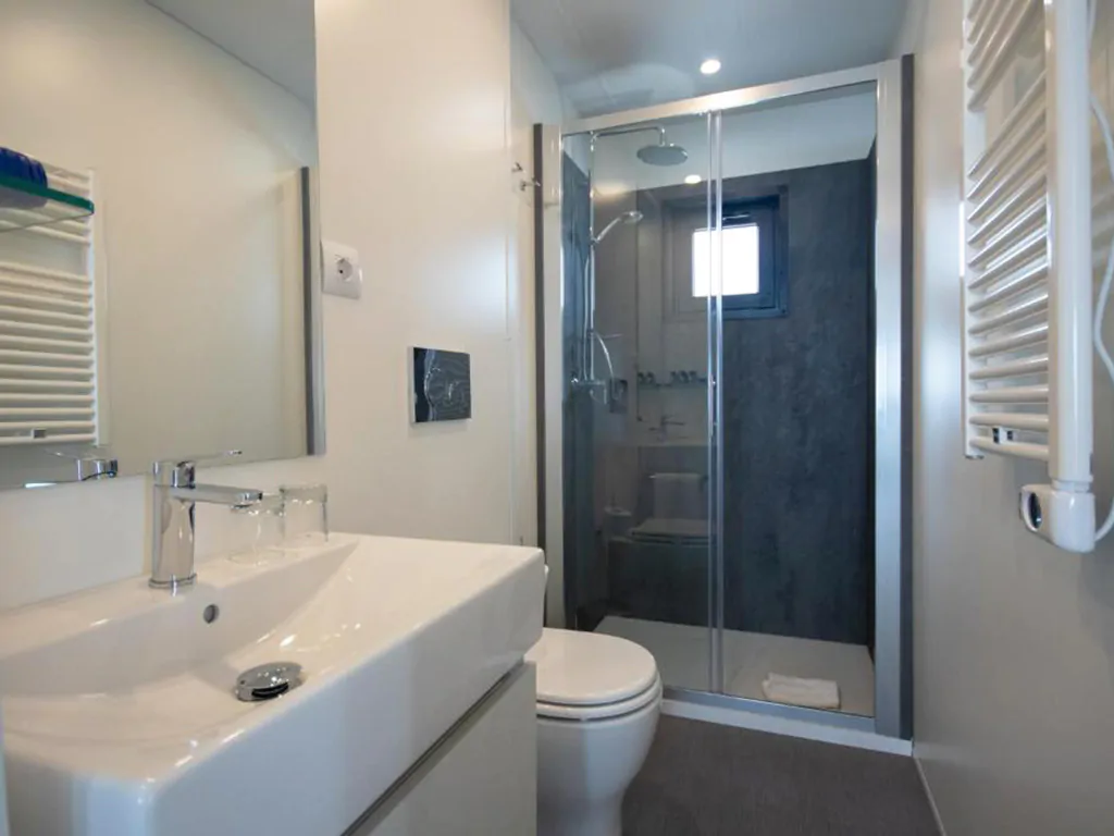 campsite-arena-kazela-deluxe-camping-villa-pool-bathroom-i