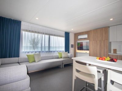 campsite-arena-kazela-deluxe-camping-villa-pool-interior-2