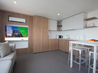 campsite-arena-kazela-deluxe-camping-villa-pool-interior-i-2