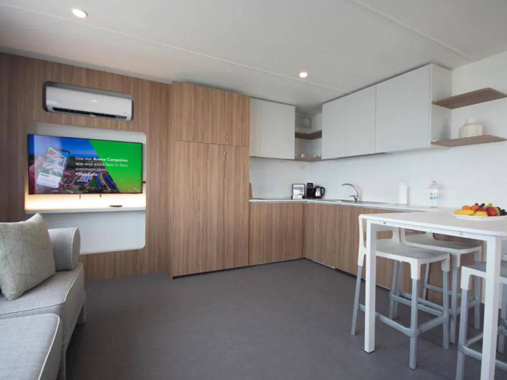 campsite-arena-kazela-deluxe-camping-villa-pool-interior-i-2